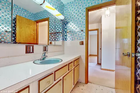 Bath - 1098 Crimson Dr, Wheeling, IL 60090 photo 2 of 3
