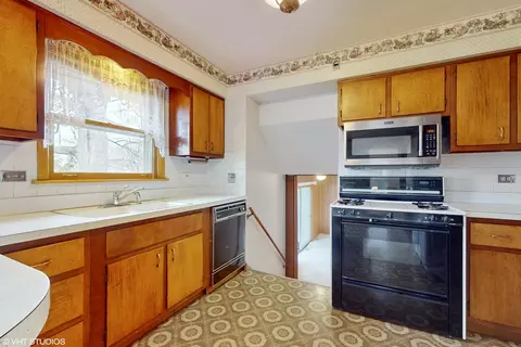 Kitchen - 1098 Crimson Dr, Wheeling, IL 60090 photo 3 of 3