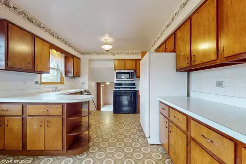 Kitchen - 1098 Crimson Dr, Wheeling, IL 60090 photo 1 of 3