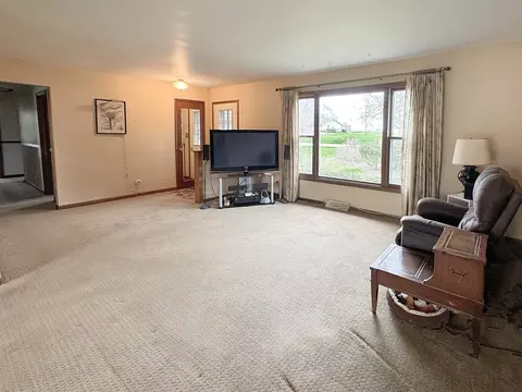 Living - 11 N112 Capulet Cir, Elgin, IL 60124 photo 2 of 5