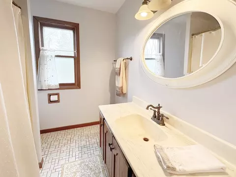 Bath - 11 N112 Capulet Cir, Elgin, IL 60124 photo 3 of 3