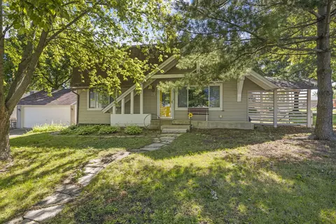 27 Oak Ave, Westmont, IL 60559