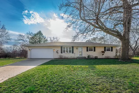 10586 Banyan Dr, Machesney Park, IL 61115