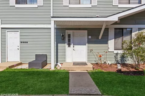 2 S742 Winchester Cir #4, Warrenville, IL 60555