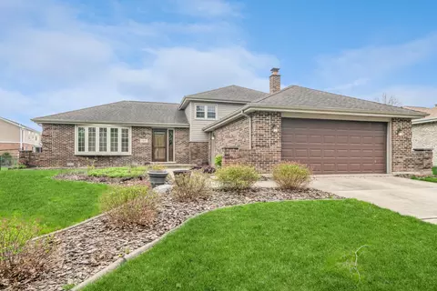 1217 Meadowwood Ave, Woodridge, IL 60517