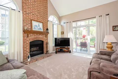 Living - 261 Superior Cir, Bartlett, IL 60103 photo 3 of 4