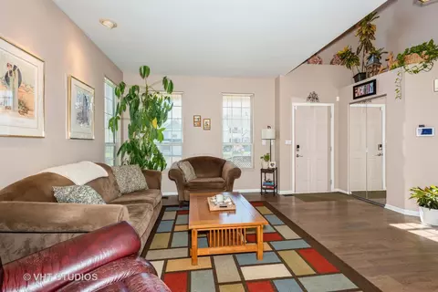 Living - 261 Superior Cir, Bartlett, IL 60103 photo 2 of 4