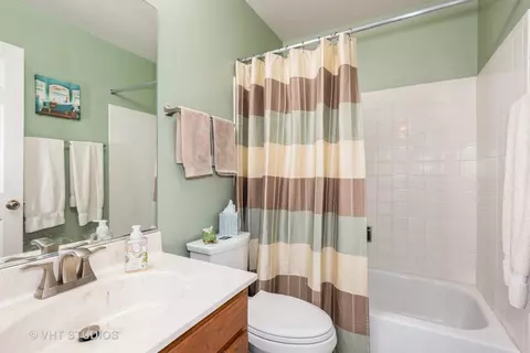 Bath - 261 Superior Cir, Bartlett, IL 60103 photo 2 of 3