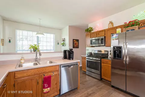 Kitchen - 261 Superior Cir, Bartlett, IL 60103 photo 2 of 2