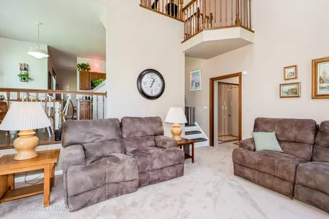 Living - 261 Superior Cir, Bartlett, IL 60103 photo 4 of 4