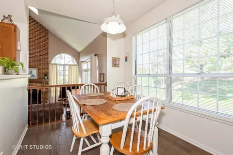Dining - 261 Superior Cir, Bartlett, IL 60103 photo 2 of 2