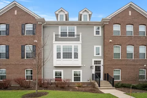 825 Paisley Ct, Naperville, IL 60540