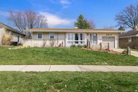 2910 Oak Grove Ln, Rockford, IL 61108
