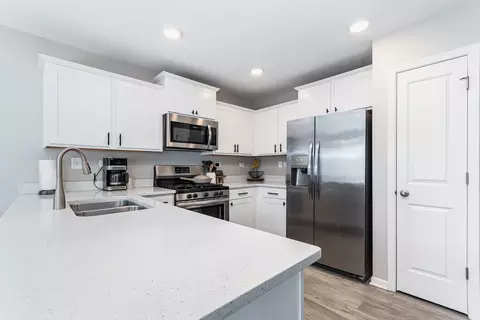 Kitchen - 1161 Westlake Dr, Cary, IL 60013 photo 2 of 3
