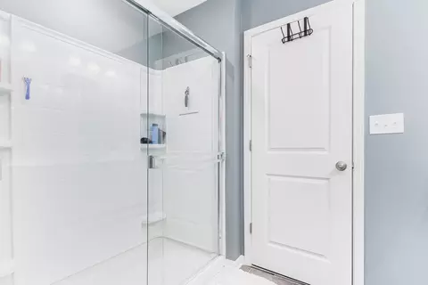 Bath - 1161 Westlake Dr, Cary, IL 60013 photo 3 of 4