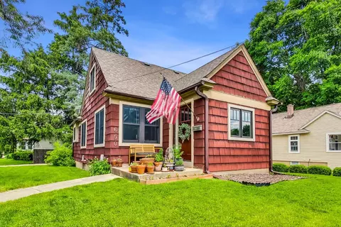 650 Lincoln Ave, Elgin, IL 60120