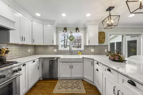 Kitchen - 1908 Gladstone Dr, Wheaton, IL 60189 photo 4 of 10