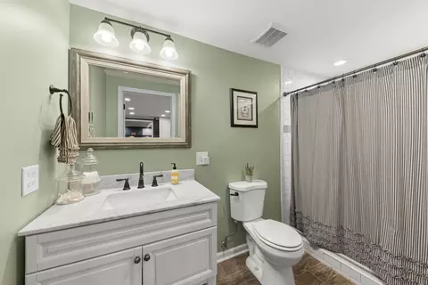 Bath - 1908 Gladstone Dr, Wheaton, IL 60189 photo 5 of 5