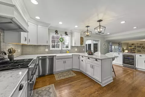 Kitchen - 1908 Gladstone Dr, Wheaton, IL 60189 photo 5 of 10
