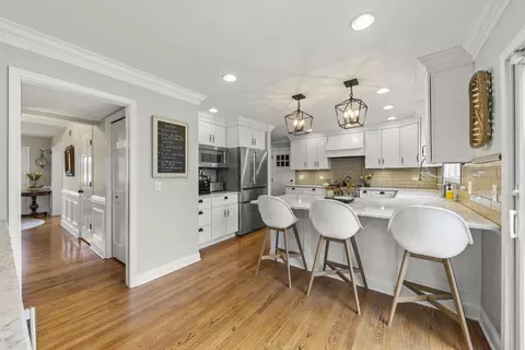 Kitchen - 1908 Gladstone Dr, Wheaton, IL 60189 photo 3 of 10