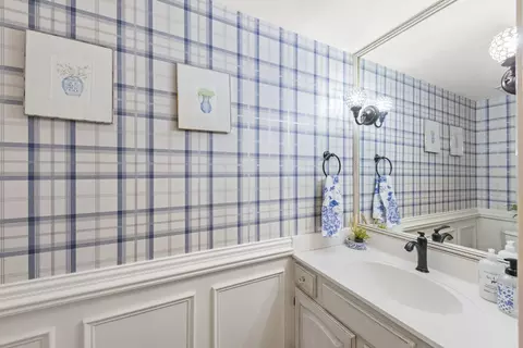 Bath - 1908 Gladstone Dr, Wheaton, IL 60189 photo 1 of 5