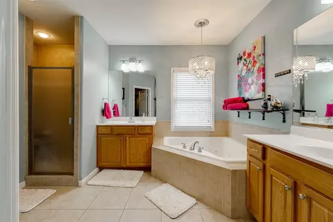 Bath - 1015 Mugho Ct, Normal, IL 61761 photo 2 of 5