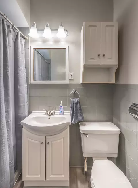 Bath - 1026 Hill Ave, Elgin, IL 60120 photo 1 of 2