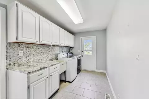 Kitchen - 2138 Phillips Dr, Glenview, IL 60026 photo 4 of 4