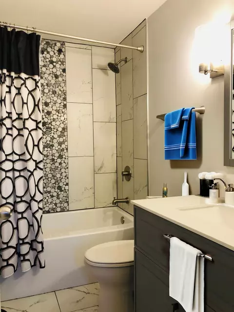 Bath - 9930 S Clyde Ave, Chicago, IL 60617 photo 4 of 9