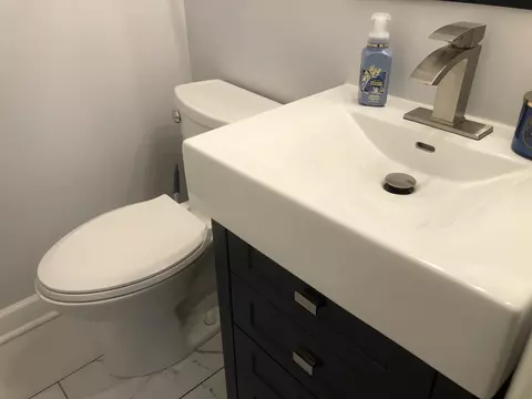 Bath - 9930 S Clyde Ave, Chicago, IL 60617 photo 8 of 9