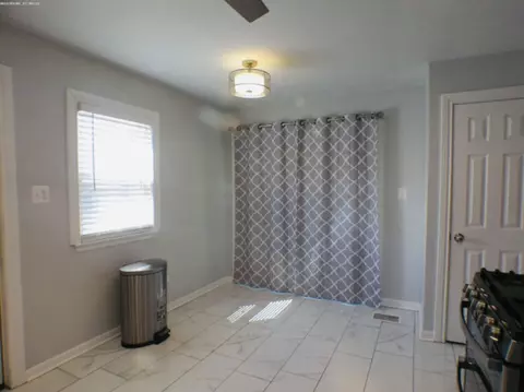 Bath - 9930 S Clyde Ave, Chicago, IL 60617 photo 1 of 9