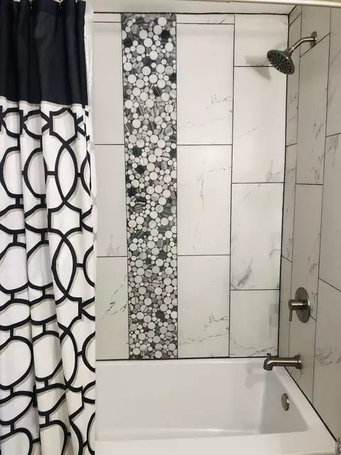 Bath - 9930 S Clyde Ave, Chicago, IL 60617 photo 2 of 9