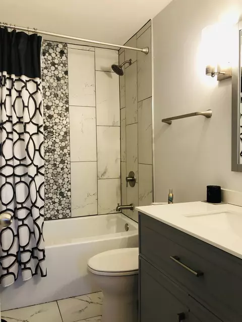 Bath - 9930 S Clyde Ave, Chicago, IL 60617 photo 3 of 9