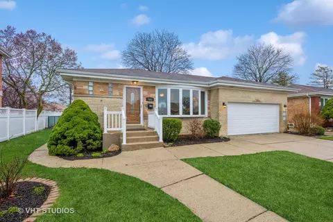 7441 W Mulford St, Niles, IL 60714