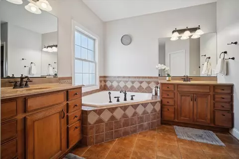 Bath - 2 Turtleback Ct, Bloomington, IL 61705 photo 1 of 4