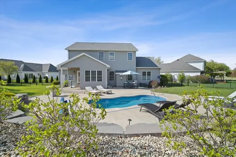 Exterior - 2 Turtleback Ct, Bloomington, IL 61705 photo 2 of 7