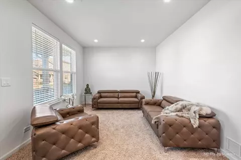 Living - 3 Kingsmill Ct, Algonquin, IL 60102 photo 1 of 4