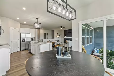 Kitchen - 140 Tiger Lily Ct, Bartlett, IL 60103 photo 8 of 8
