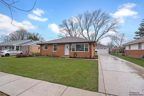 818 Elma Ave, Elgin, IL 60120