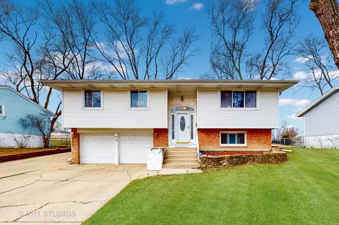 506 Plymouth Ln, Schaumburg, IL 60193