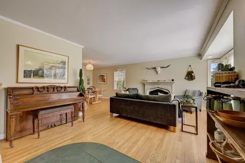 Living - 77 Williamsburg Rd, Evanston, IL 60203 photo 3 of 12