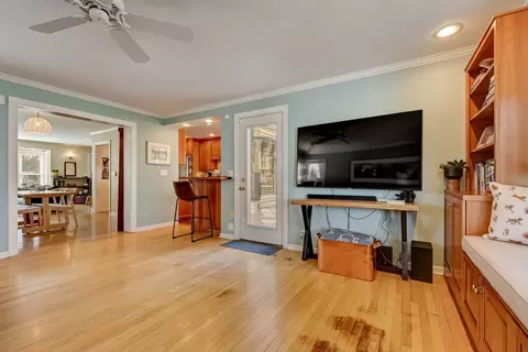 Living - 77 Williamsburg Rd, Evanston, IL 60203 photo 11 of 12