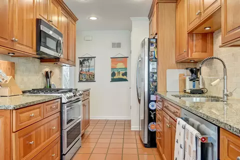 Kitchen - 77 Williamsburg Rd, Evanston, IL 60203 photo 3 of 8