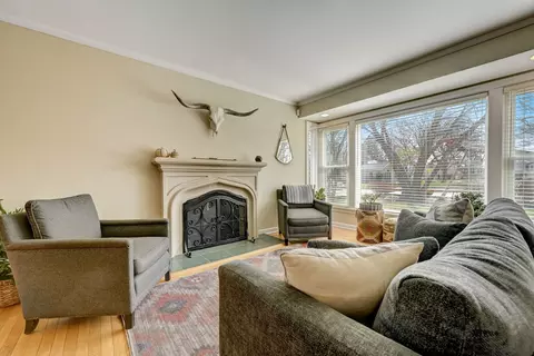 Living - 77 Williamsburg Rd, Evanston, IL 60203 photo 6 of 12