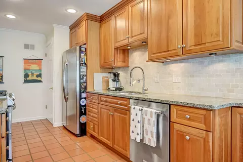 Kitchen - 77 Williamsburg Rd, Evanston, IL 60203 photo 2 of 8