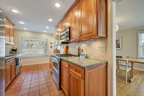 Kitchen - 77 Williamsburg Rd, Evanston, IL 60203 photo 8 of 8