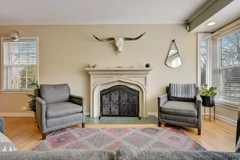 Living - 77 Williamsburg Rd, Evanston, IL 60203 photo 7 of 12
