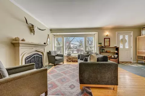 Living - 77 Williamsburg Rd, Evanston, IL 60203 photo 5 of 12