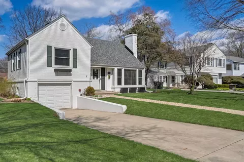 Exterior - 77 Williamsburg Rd, Evanston, IL 60203 photo 4 of 15