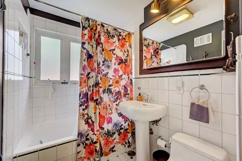 Bath - 77 Williamsburg Rd, Evanston, IL 60203 photo 2 of 4